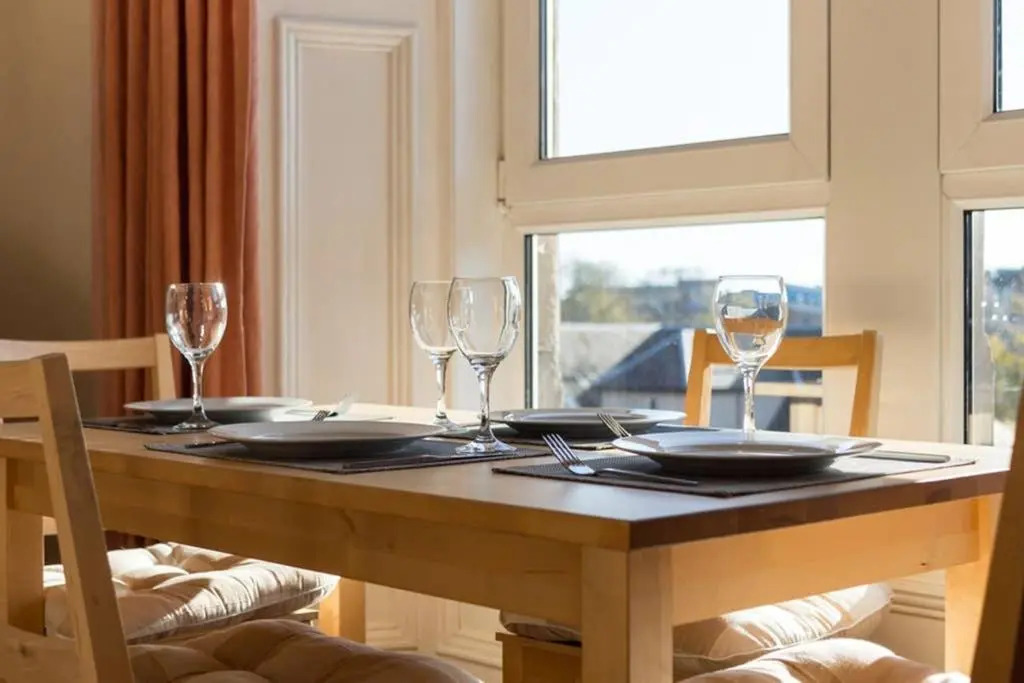 ☆ Bright, 2 Bedroom West End Apartment ☆
