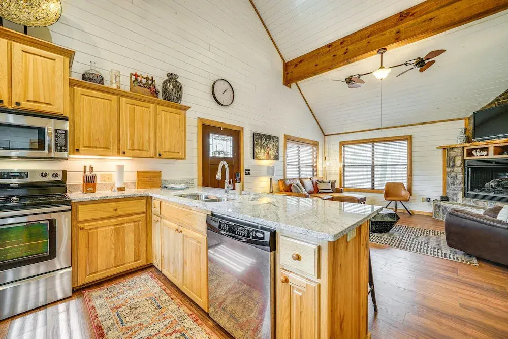 Broken Bow Cabin w/ Hot Tub ~ 5 Mi to State Park!