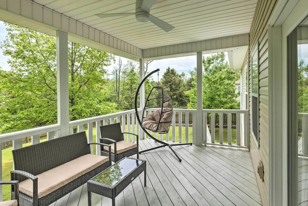 Bella Vista Home w/ Yard: Half Mile to Trails!