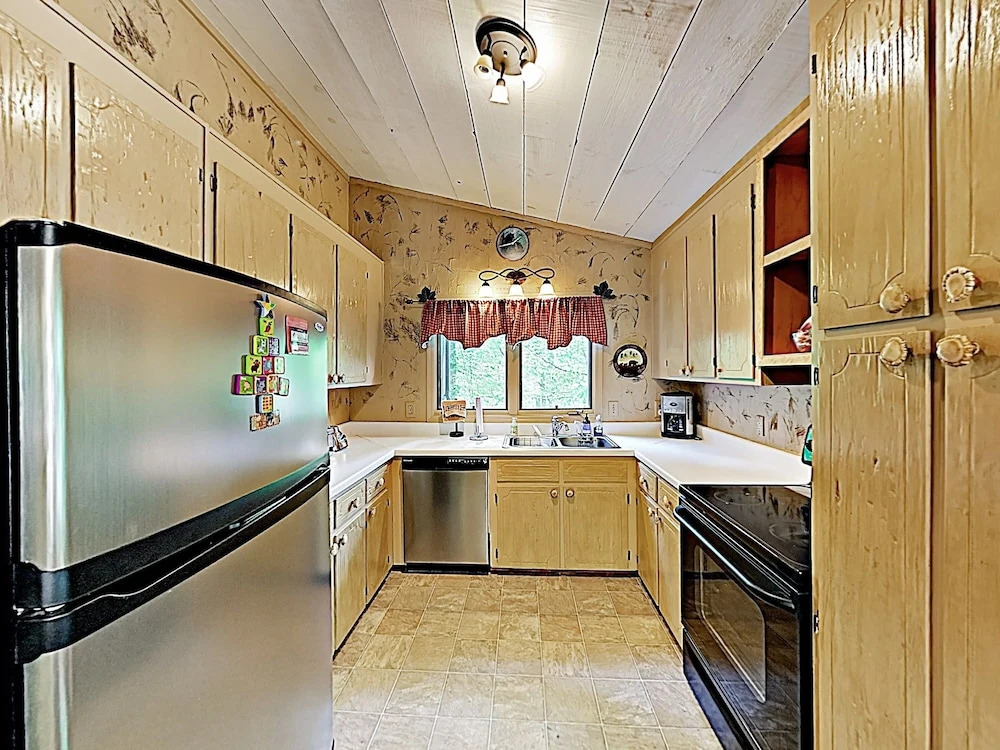 New Listing! Bear Creek On Hogback Lake 3 Bedroom Home