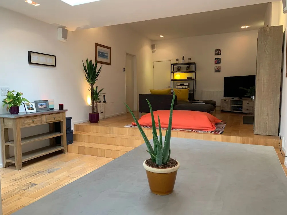 Lovely 2 Bedroom Apartment With Stunning Kitchen on to Garden