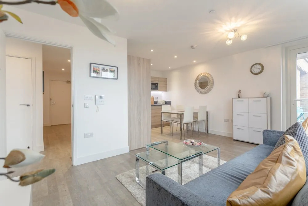 1 Bedroom Flat in Surrey Quays With Balcony