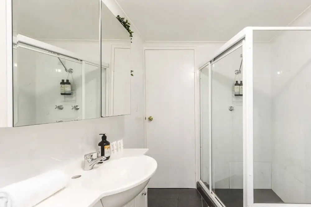 Two Bedroom Apt Close To Chatswood With Parking