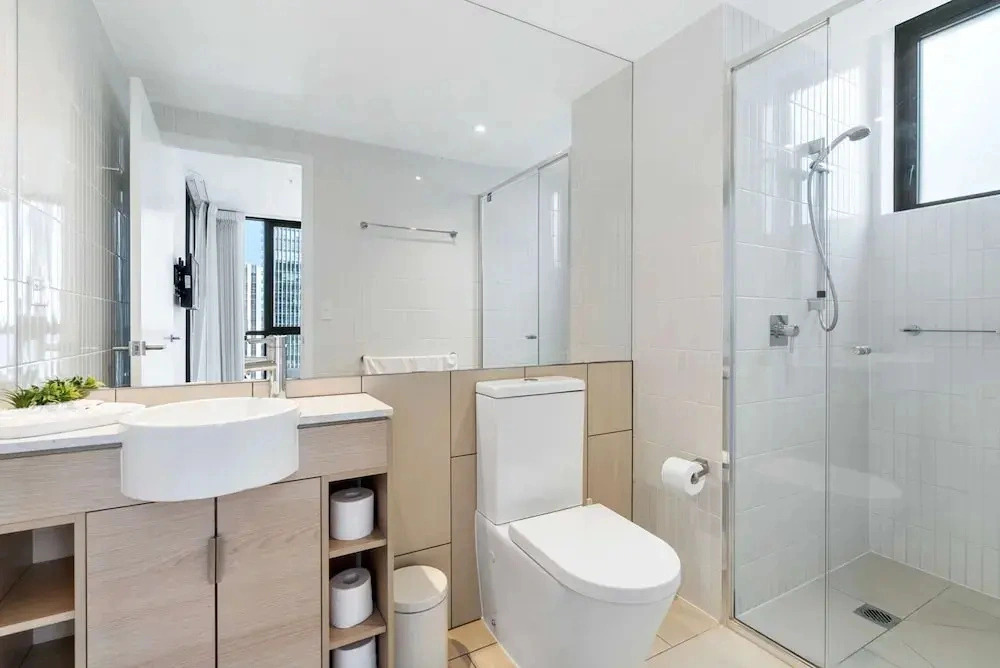 Elegant 2-bed With Stunning Views, Pool, Bbq, Gym