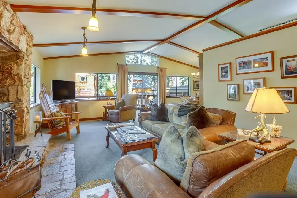 Spacious Tahoe Vista Cabin: Hot Tub, Walk to Beach