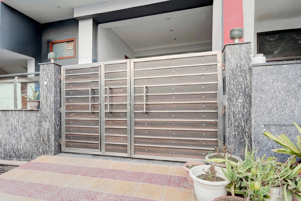 Townhouse Noida Sector 16 Metro Station