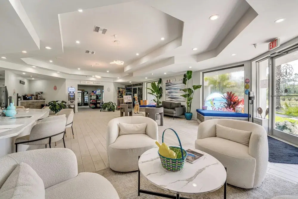 3 Mi to Disney World: Modern Studio