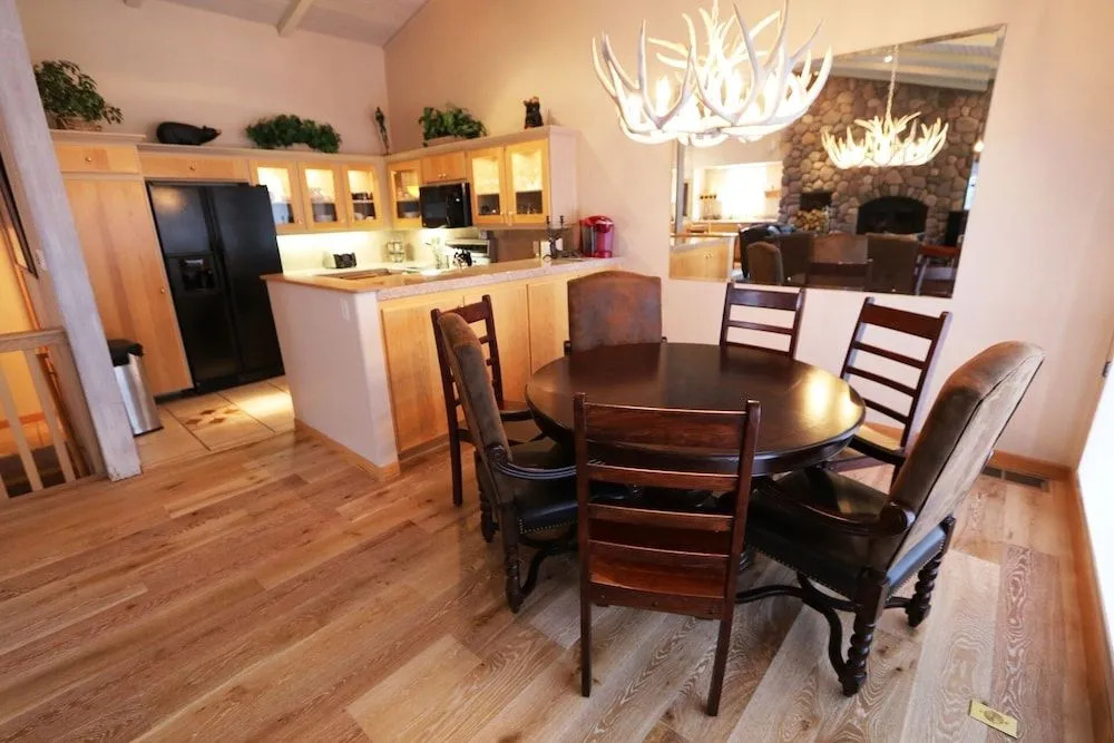 Mammoth West 137 Updated Deluxe Condo, Just A Short Walk to Canyon Lodge by RedAwning