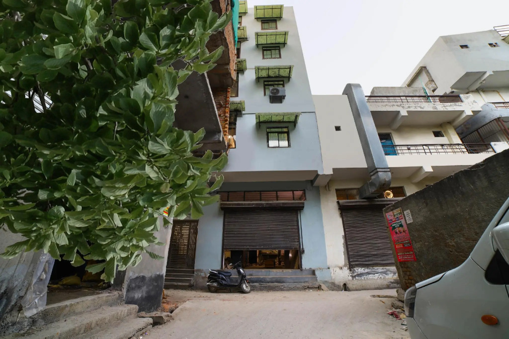 Hotel Red Stone - 3 Mins from Railway Station and 5 Mins from Metro