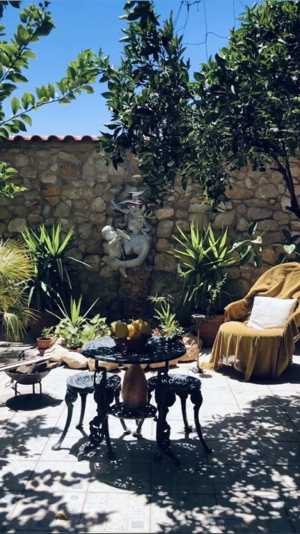 House Sleeps 4 with Private Garden