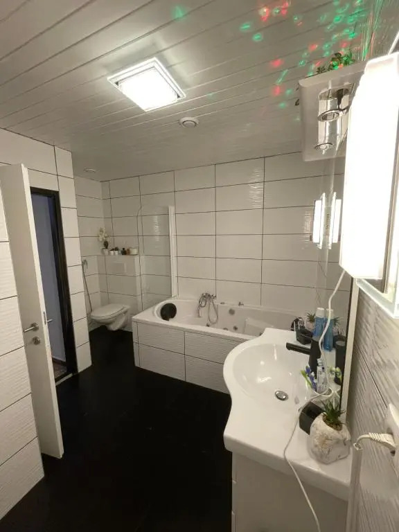 HOSTEL LOVELY ROOMS CITY CENTER, shared Bathroom