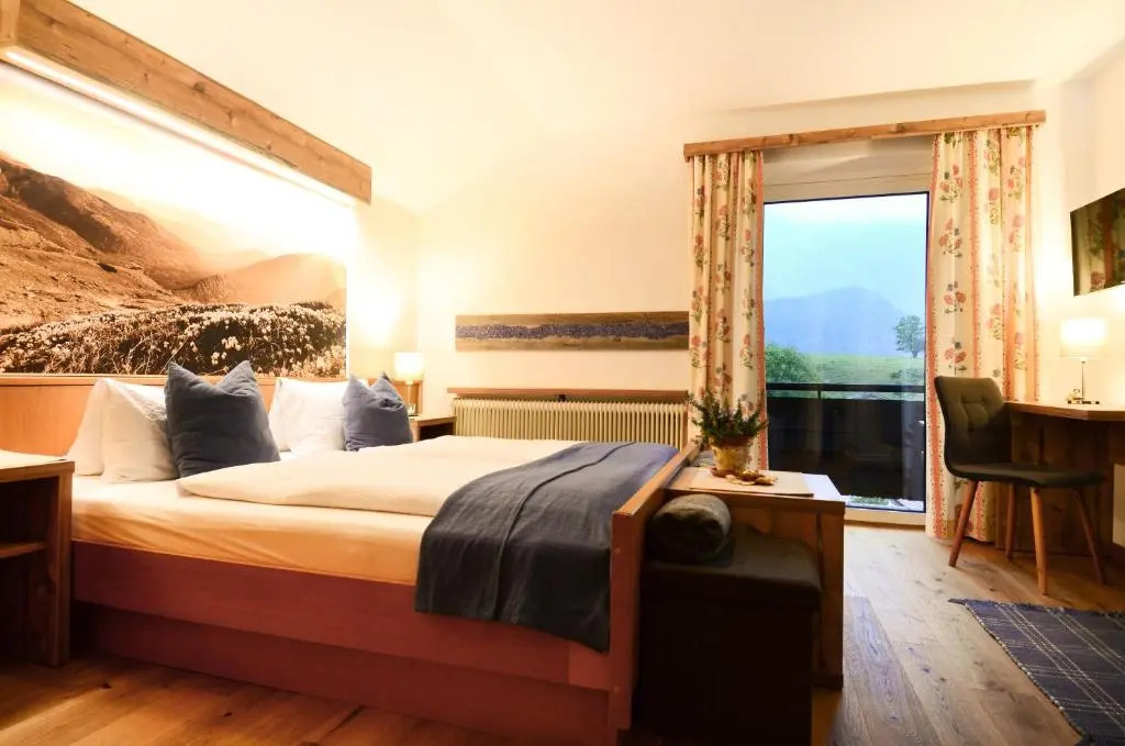 Ferienhaus Lechner am Waldrand mit Sauna & Badefass, Bergblick und Naturgarten"