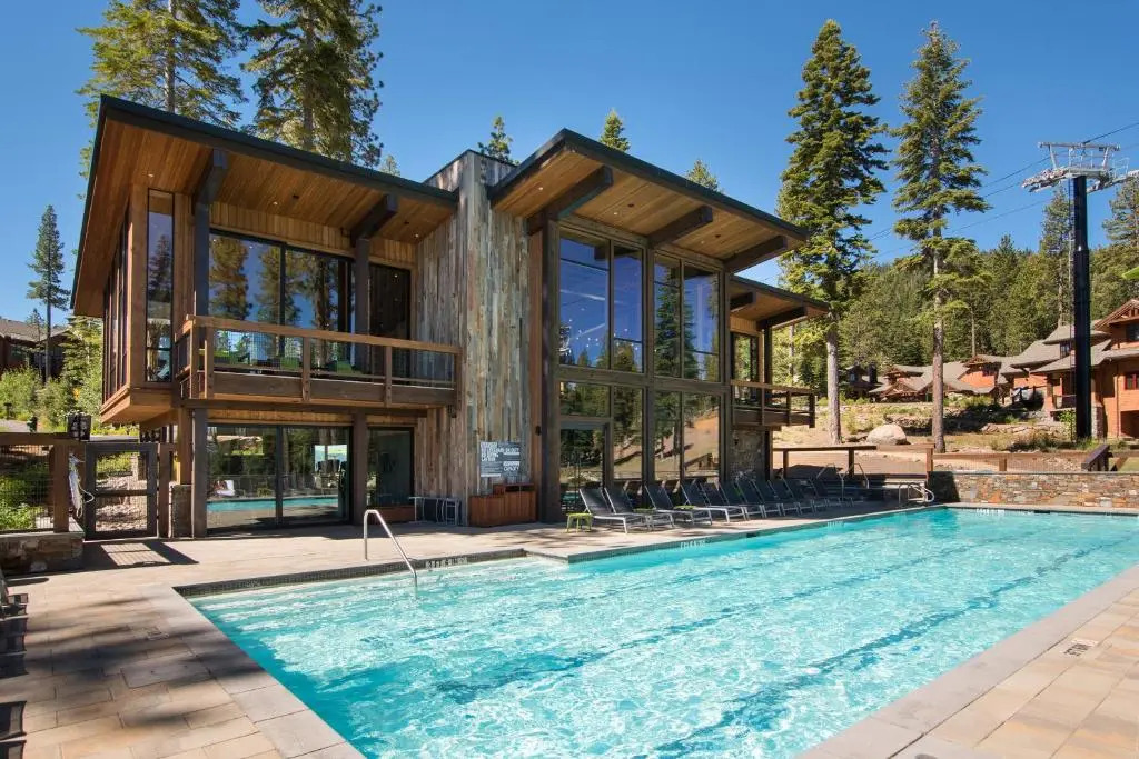 Luxury 4BD True Ski-In/Ski-Out Mid-Mountain Residence - Trailside Northstar