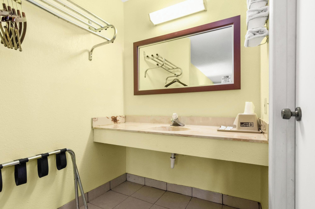 Budget Host Inn by Hotel O Portland near I-65