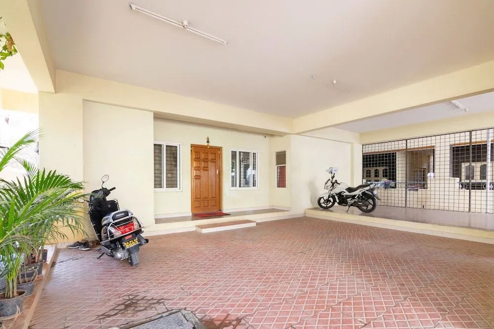 Oyo 22900 Sri Sai Suites