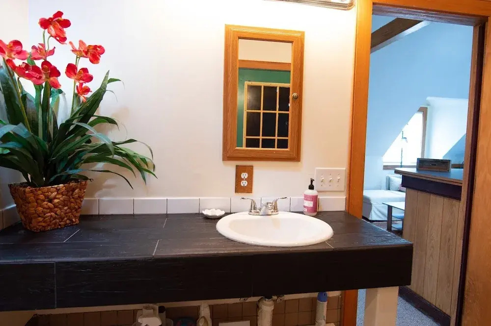 Upstairs 1Br Beach Apartment in the Heart of the Vibe District 5 Minute Stroll to Beach 1480