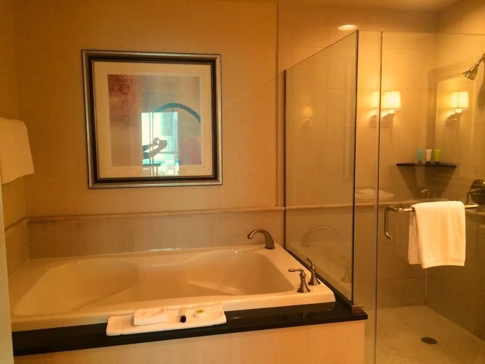 Aaa Deluxe Suite At The Signature Condo Hotel