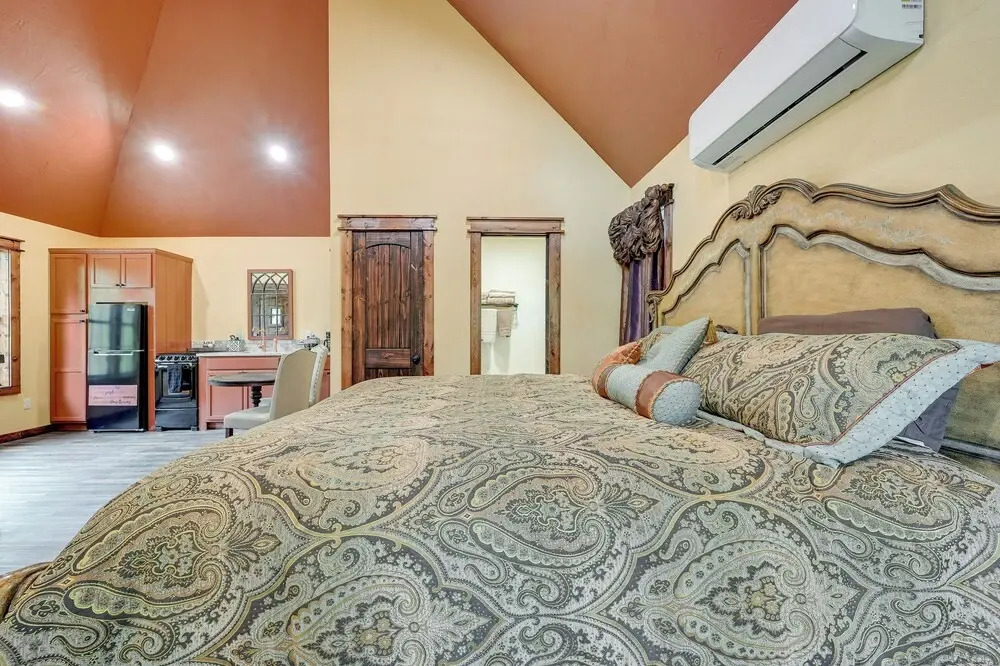 Blissful Broken Bow Studio: Fire Pit & Jacuzzi Tub