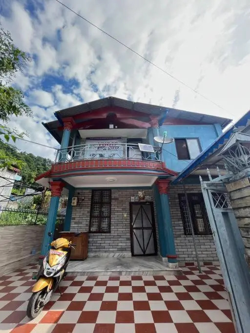 Cheerful 2 bed room flat with parking near forest.
