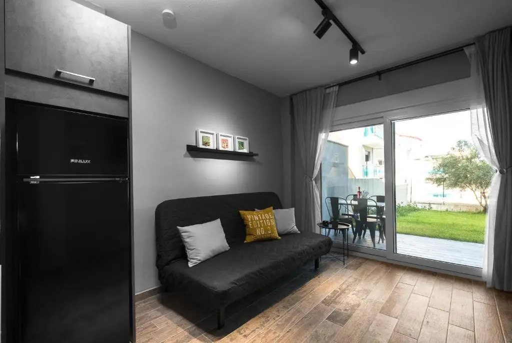 "LouLenny's aRt" BoutiQue Homes in HalkiDiki, vol 1