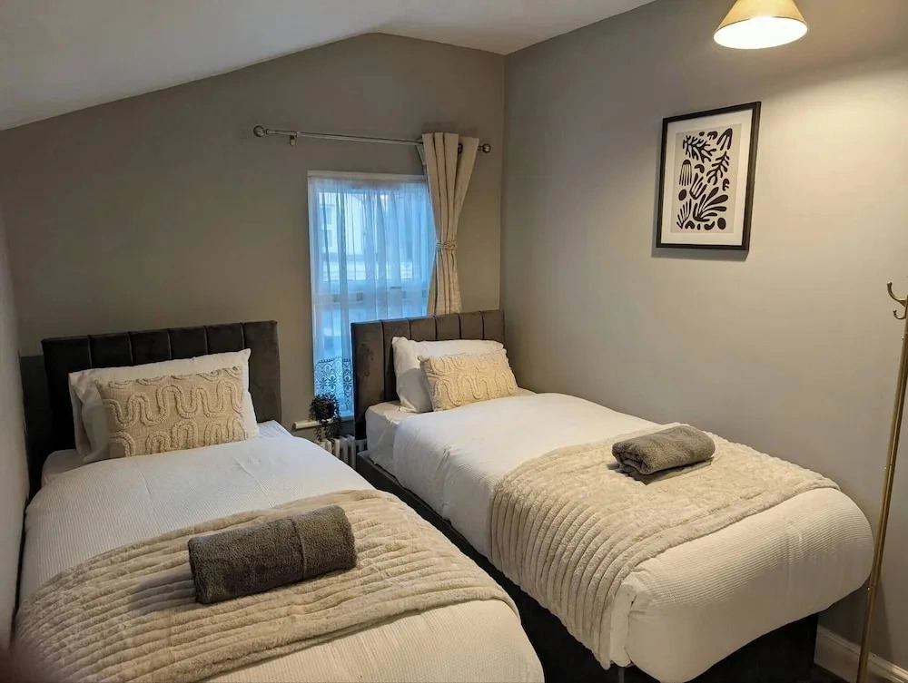Luxury 3BR Home 20 Mins to London Garden Wi-fi