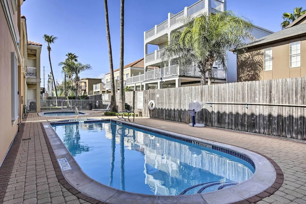 Texas Condo w/ Outdoor Pools - Walk to Beach!