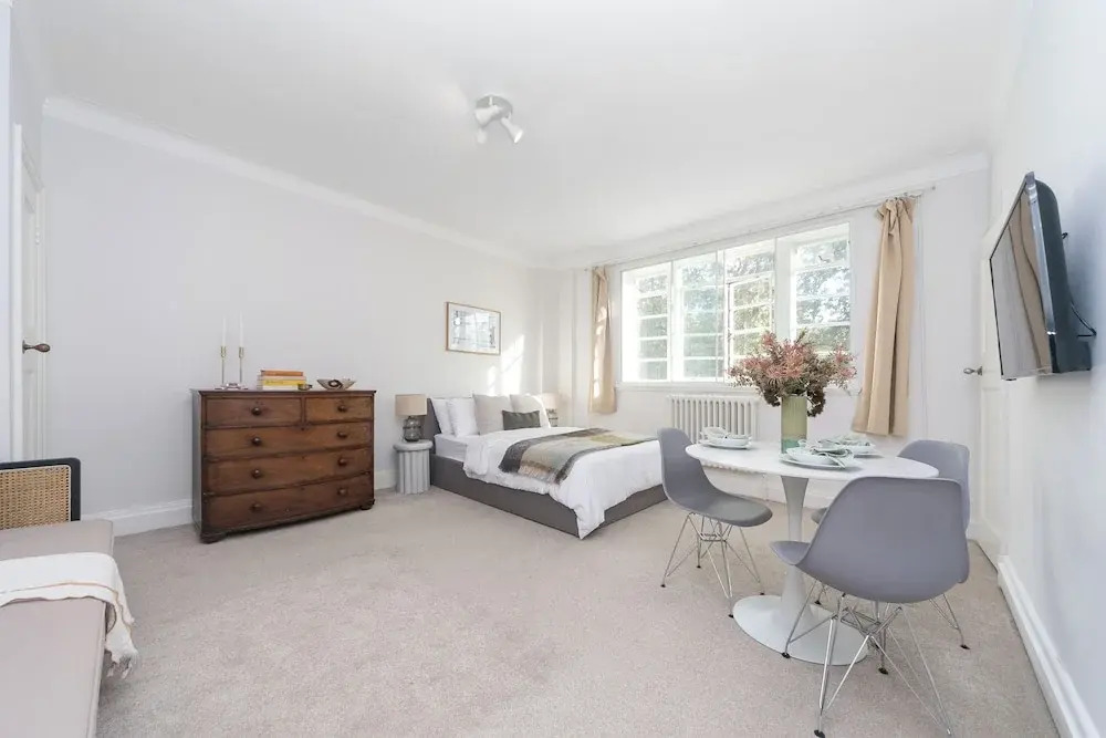 Beautifully Presented Centrally Located Studio apt