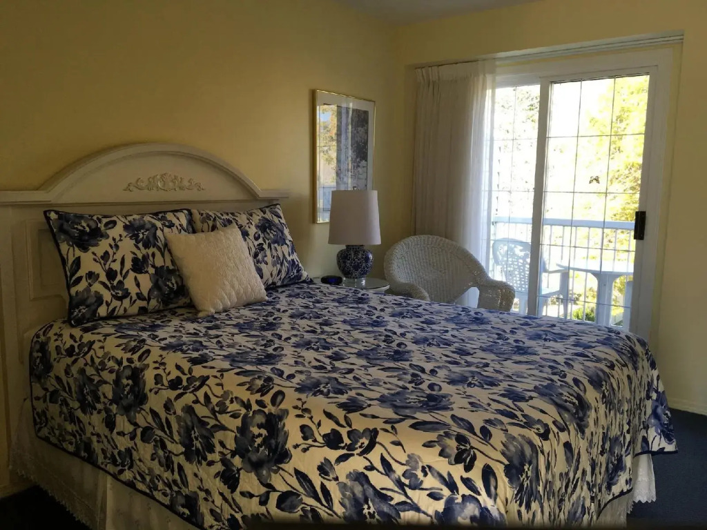 Lakeside Country Inn