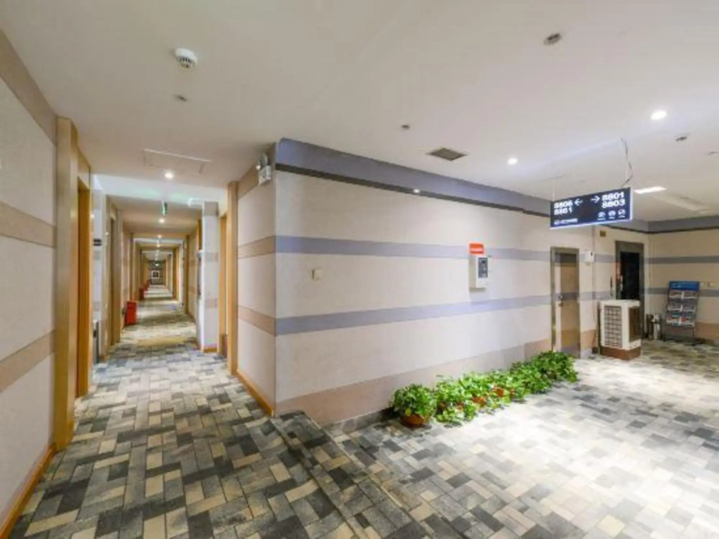 Jiujuke Business Hotel (Urumqi High Speed Railway Station)