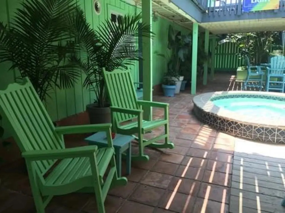 Upper Deck Hotel and Bar