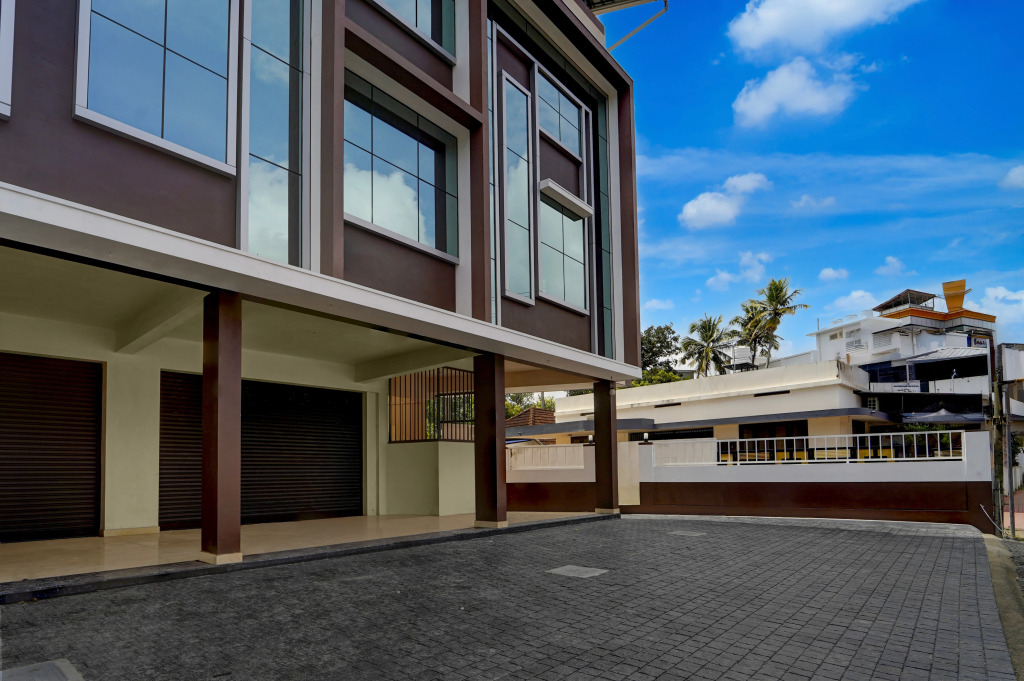 Super Hotel O Engineering College Sreekaryam Formerly B S Plaza