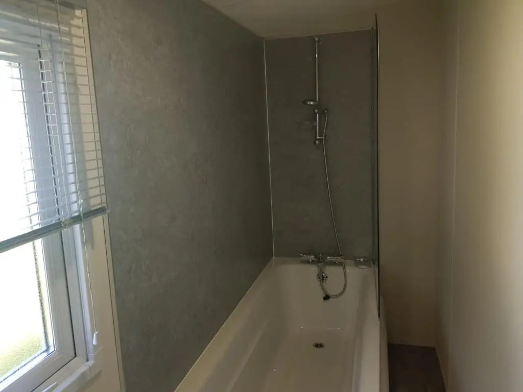 Lodge - Sleeps 8 - Parking, Wifi,