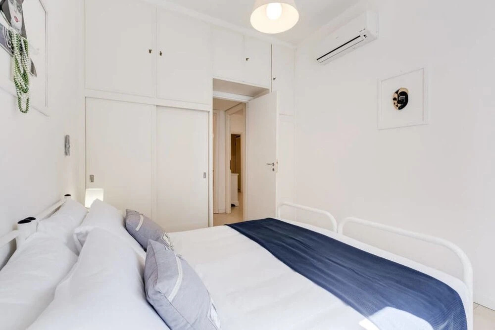 Lovely White Flat 15 Minutes From the City Center