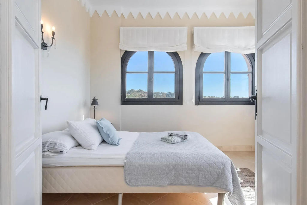 18024 - Superb Villa Near Beach With Heated Pool