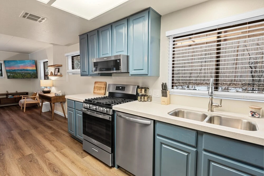 Badger Den - Located In The Heart Of The Village. Modern Aesthetics Meet Mountain Charm! 3 Bedroom Home