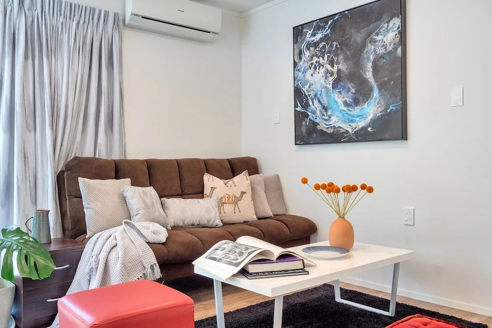 Bright 3 Bedroom near St Lukes Mall 3
