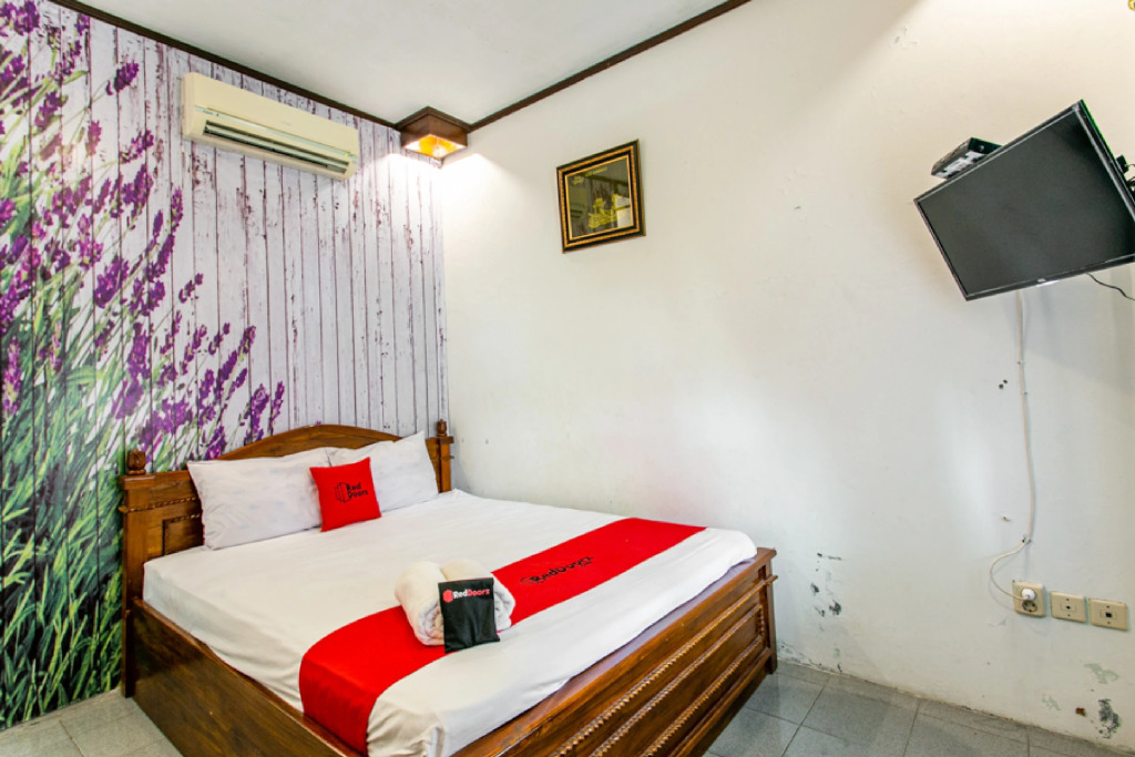 RedDoorz Plus near Taman Sari 2