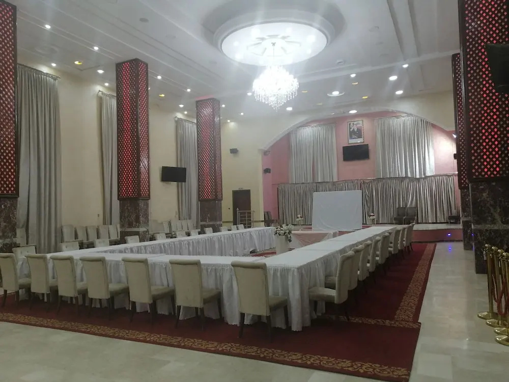 Hotel Oasis Palace
