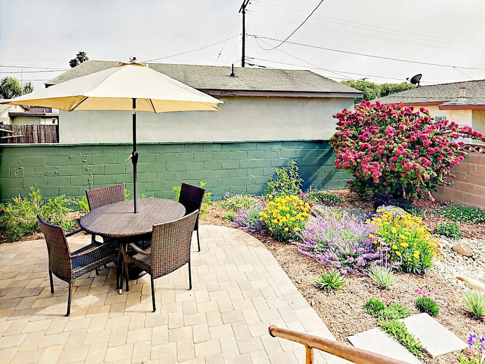 Delightful 2BR Ventura Duplex by RedAwning