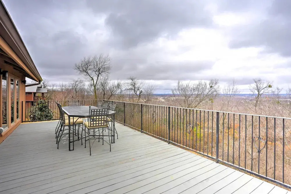Beautiful Central Fayetteville Townhome w/ Views!