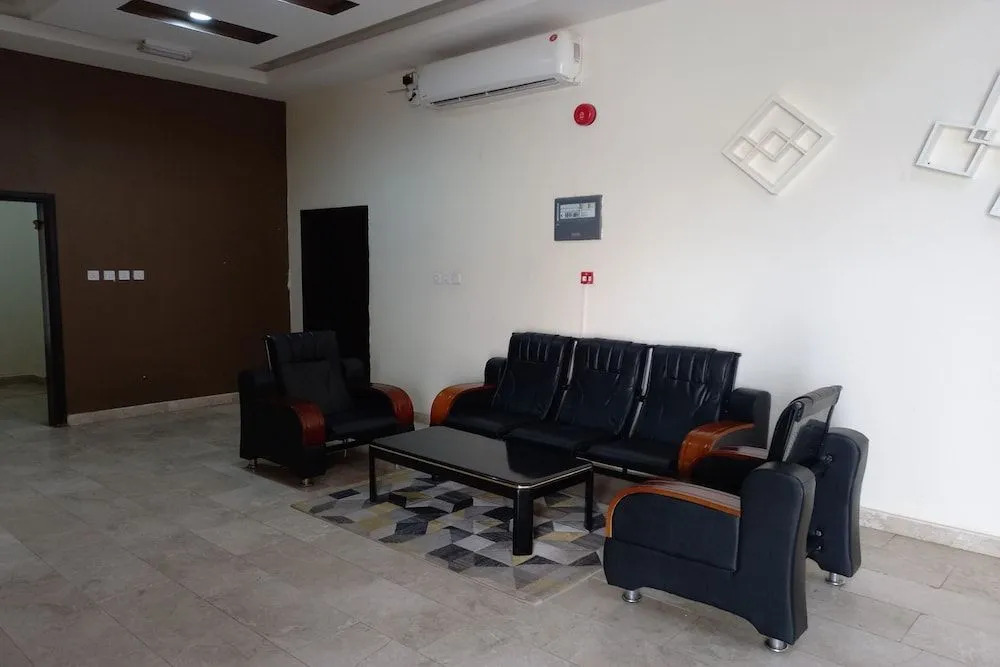 Super Oyo 147 Babylon Furnished Apartment