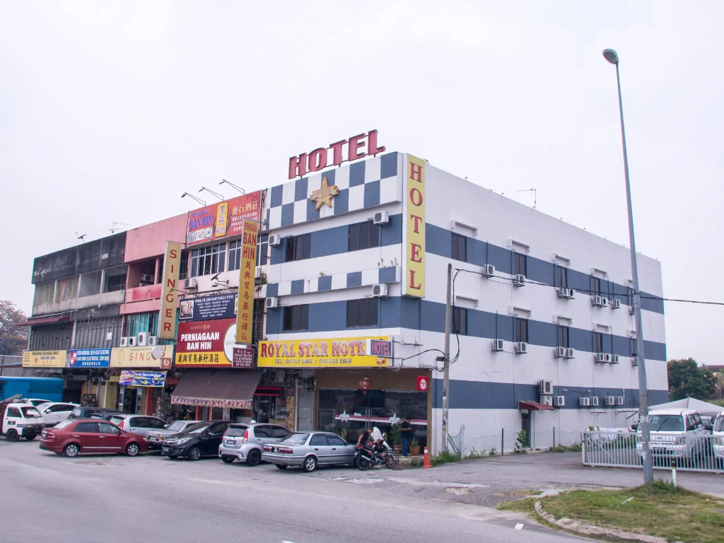OYO 44010 Royals Star Hotel