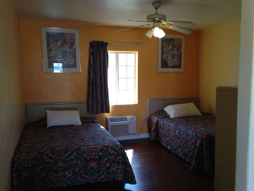 Deluxe Inn