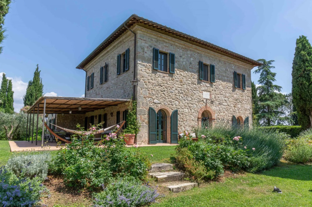 From this beautiful property, immersed in the Sienese countryside, you can enjoy sunsets with changi-Podere i Poggi