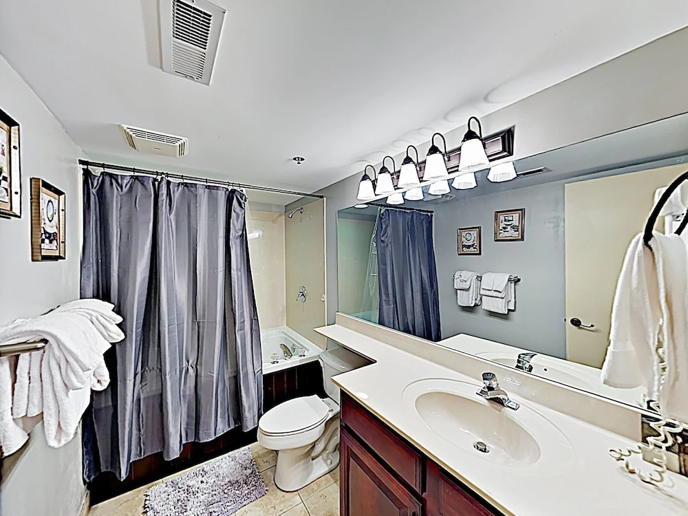 New Listing! Smoky Mountain Near Downtown 2 Bedroom Condo
