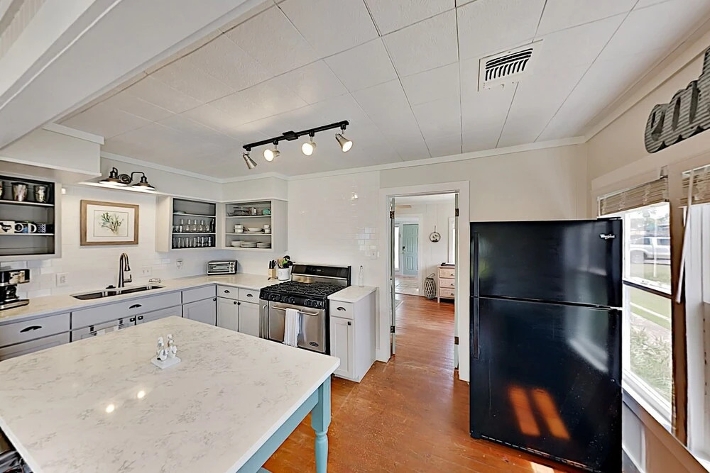 Charming Downtown Getaway W/ Spacious Interior 2 Bedroom Home