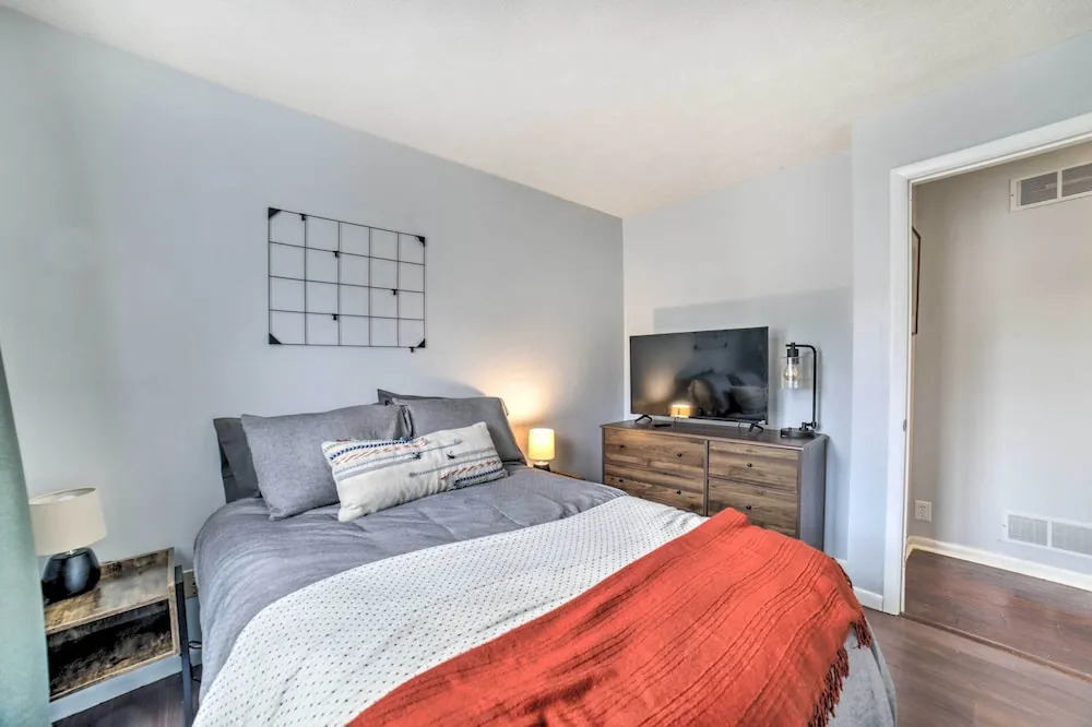 Pittsburgh Retreat w/ Deck ~ 4 Mi to Dtwn!