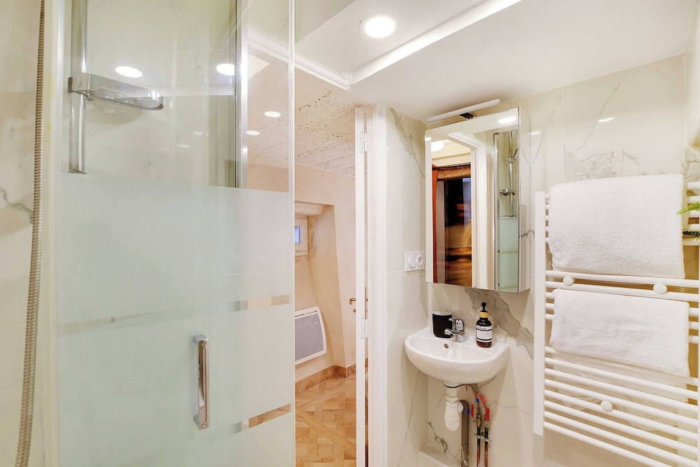 Charming Appt- 4p/1br- in the Heart of the Marais