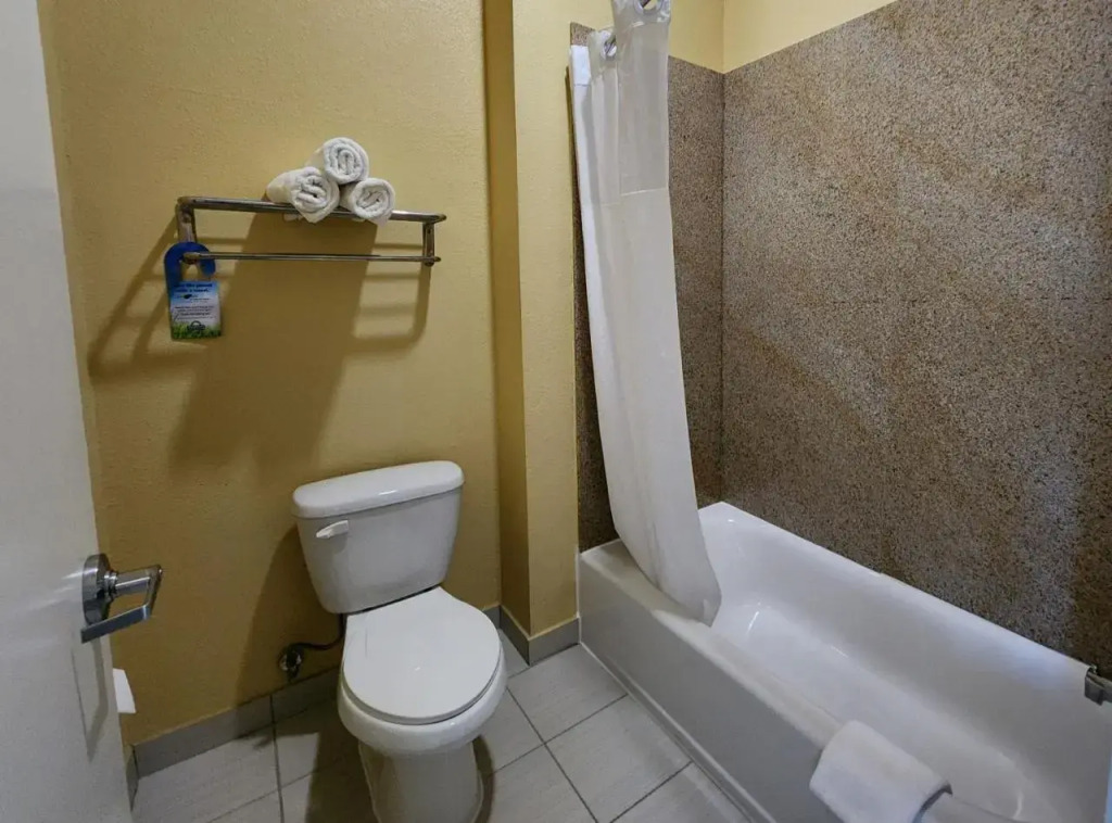 Rodeway Inn & Suites