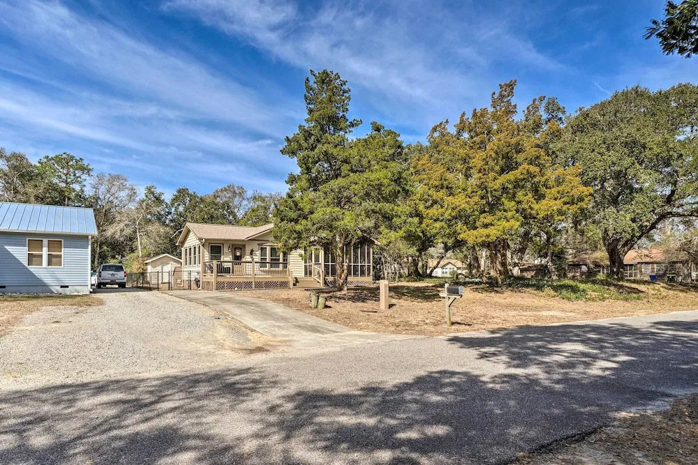 Oak Island Getaway w/ Yard - Walk to Beach!